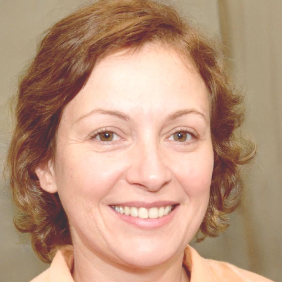 Elena Ruiz, experta en análisis sectorial y riesgos empresariales